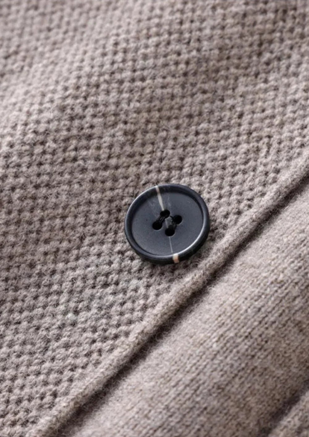 OVERSHIRT VAN ZUIVERE EXTRA FIJNE MERINOWOL MET KNOPEN